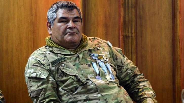 SLBurstein's tweet photo. Oscar Poltronieri, un héroe de Malvinas.
Váyanse ustedes, que tienen hijos. Yo me quedo” gritó Oscar Ismael Poltronieri mientras disparaba contra más de 600 ingleses desde el Monte Dos Hermanas en las Islas Malvinas #Hace36años https://t.co/8QkIm09rPj