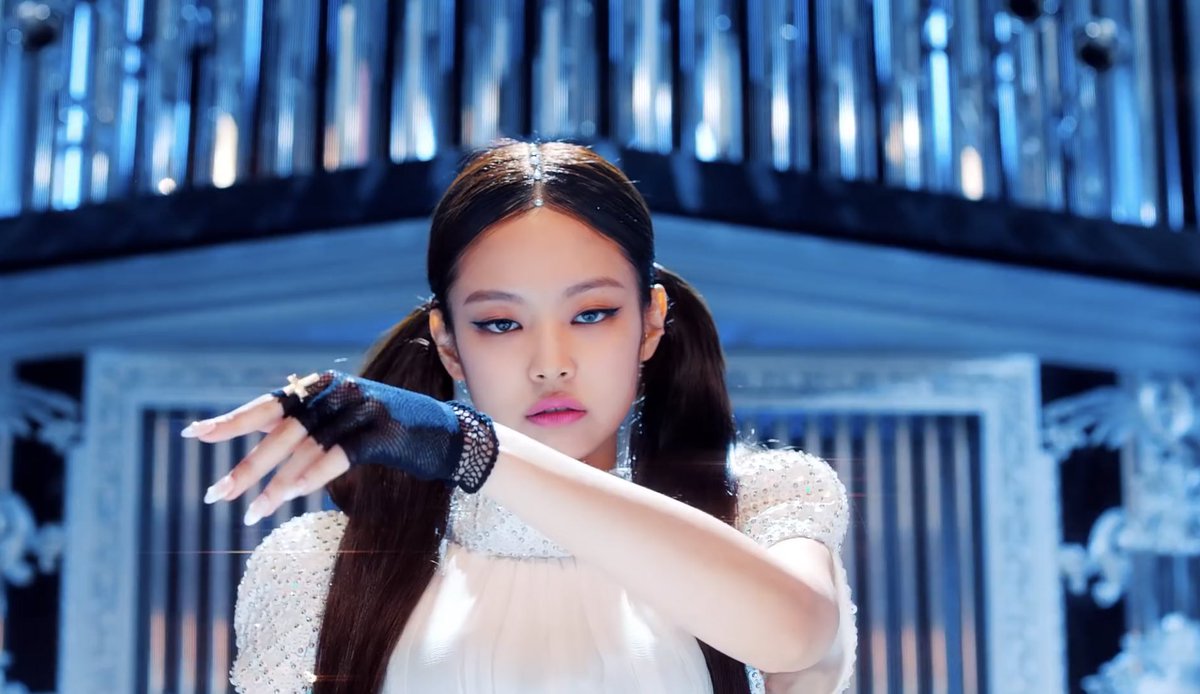 LittleTouchLisa's tweet photo. องค์ลง
ลิซสีผมไหนคือของจริง วันก่อนชมพู วันนี้ฟ้า ส่วนหมวยตาเฉี่ยวหรือง่วงนอนลู๊กกกก 
#KILLTHISLOVE #BLACKPINK @ygofficialblink https://t.co/9XmzRIfdkl