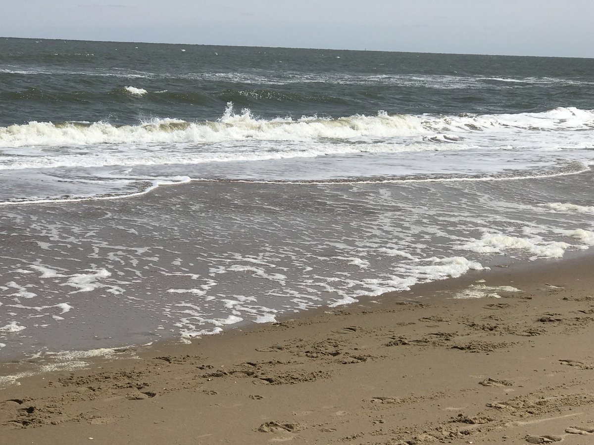FBpers's tweet image. Beach therapy....the sounds of the ocean, the motion of the waves helps warms my soul when I’m feeling the pressure of this cold world.