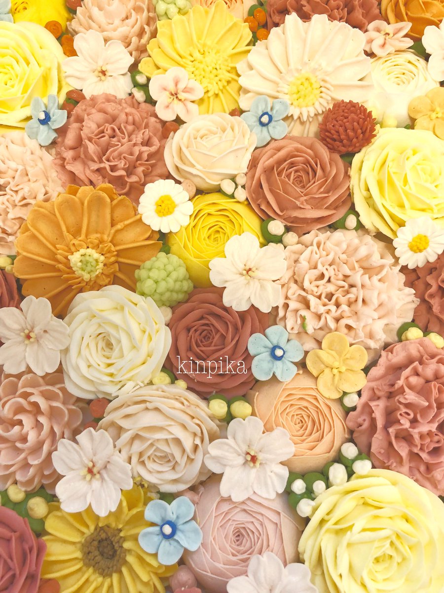 きん 先日の花畑の正体です カーネーションと桜を多めにとのご注文でした 大きいケーキはドキドキします 空いているところへメッセージもお入れしました