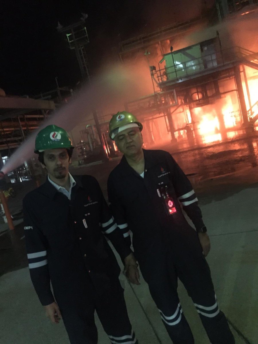 Oil__Sector's tweet photo. رئيس مؤسسة البترول الوطنية السيد / هاشم سيد هاشم
ورئيس نقابة البترول الوطنية السيد / محمد فالح الهاجري من موقع حريق مصفاة #ميناء_عبدالله 
للإطمئنان على سلامة جميع العاملين ومتابعة الأحداث أولاً بأول 
#القطاع_النفطي https://t.co/qy9tEgzQQW