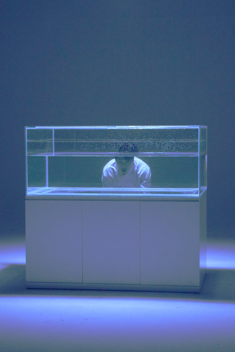 Zuleyka_Juliet's tweet photo. #GUN #SharpGun #샵건’s New Single Album <#AQUARIUM>

¿Qué significa este frío y hermoso video musical? https://t.co/g2WWYtUYZx