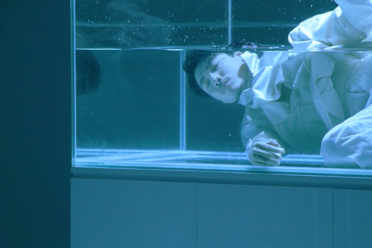 Zuleyka_Juliet's tweet photo. #GUN #SharpGun #샵건’s New Single Album <#AQUARIUM>

¿Qué significa este frío y hermoso video musical? https://t.co/g2WWYtUYZx