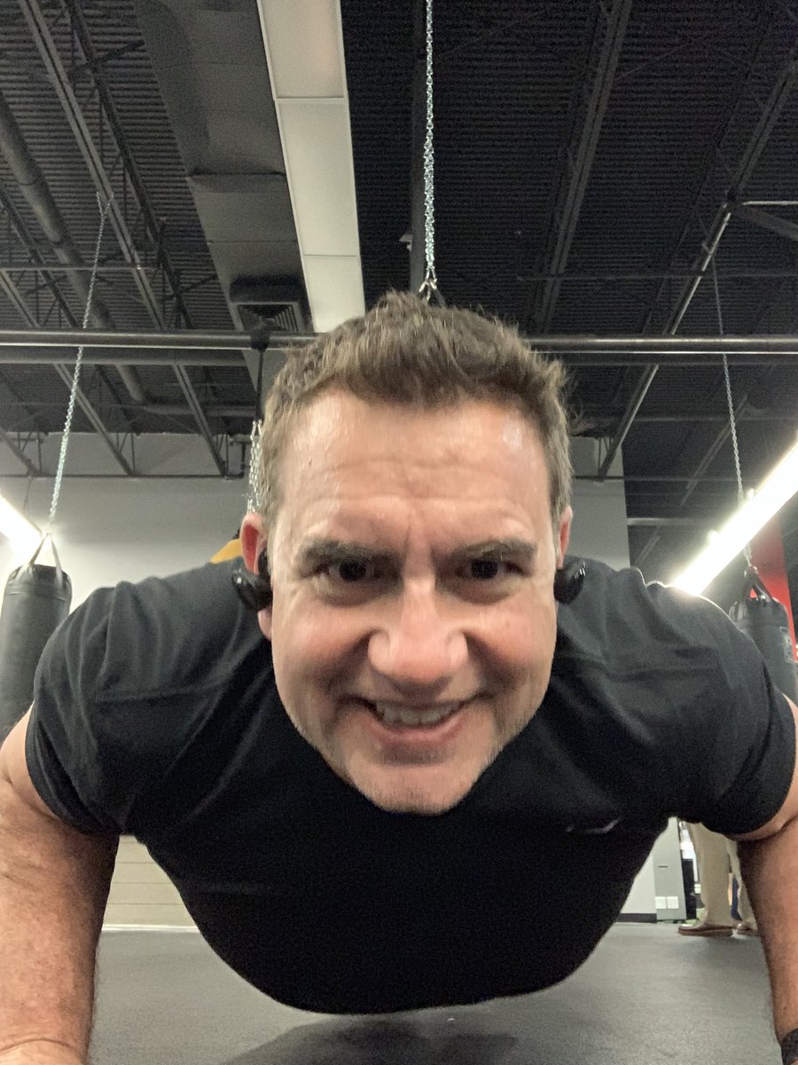 MikeOliviero's tweet photo. Push push push. Rack em. Another #500pushups day. 8 straight days of em #Elite8 Not gonna quit not gonna stop #BeRelentless #NoRestDays #pursueexcellence 23 to target 2. Letβs play! https://t.co/k3P6cpy6HC