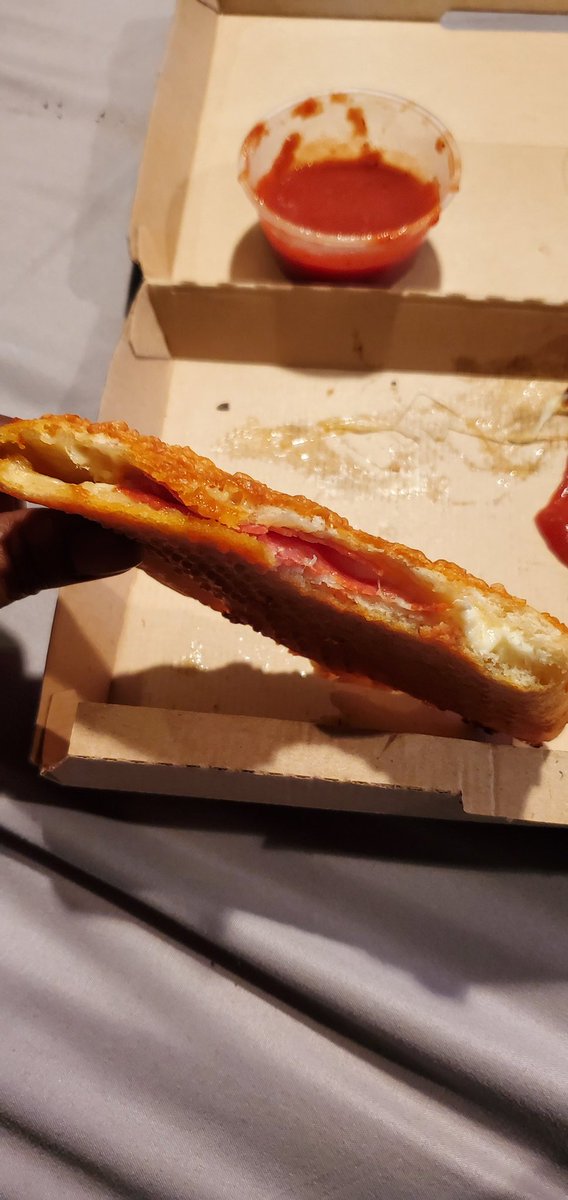 Yeah_she_ACutie's tweet image. FAR from THE commercials @pizzahut

WHERE&apos;S all THE cheese AND PEPPERONI #PZone