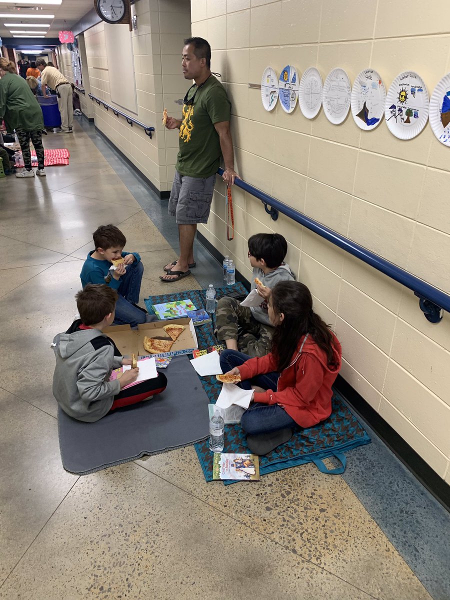 TillesCounselor's tweet photo. Family literacy night @tillestigers was a huge success! #booksandblankets #tillesdaily https://t.co/sJMN7O93t9