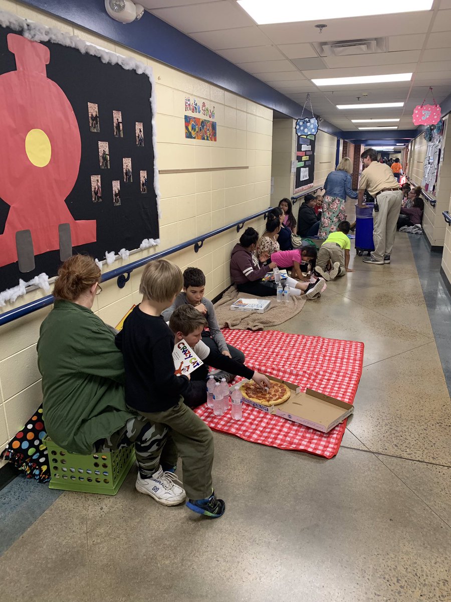 TillesCounselor's tweet photo. Family literacy night @tillestigers was a huge success! #booksandblankets #tillesdaily https://t.co/sJMN7O93t9