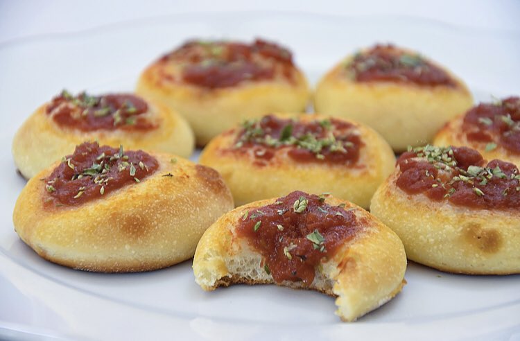 🍕#PIZZETTE ROSSE DA BUFFET, le facciamo perfette con un trucchetto 🤫MORBISSIME, potete anche congelarle ❄️ e averle sempre pronte 🤩) ... dal sapore dolciastro come quelle della vera #rosticceriasiciliana . F-A-V-O-L-O-S-E 🤤 La ricetta? ✏️ stileincucina.com/pizzette-rosse…