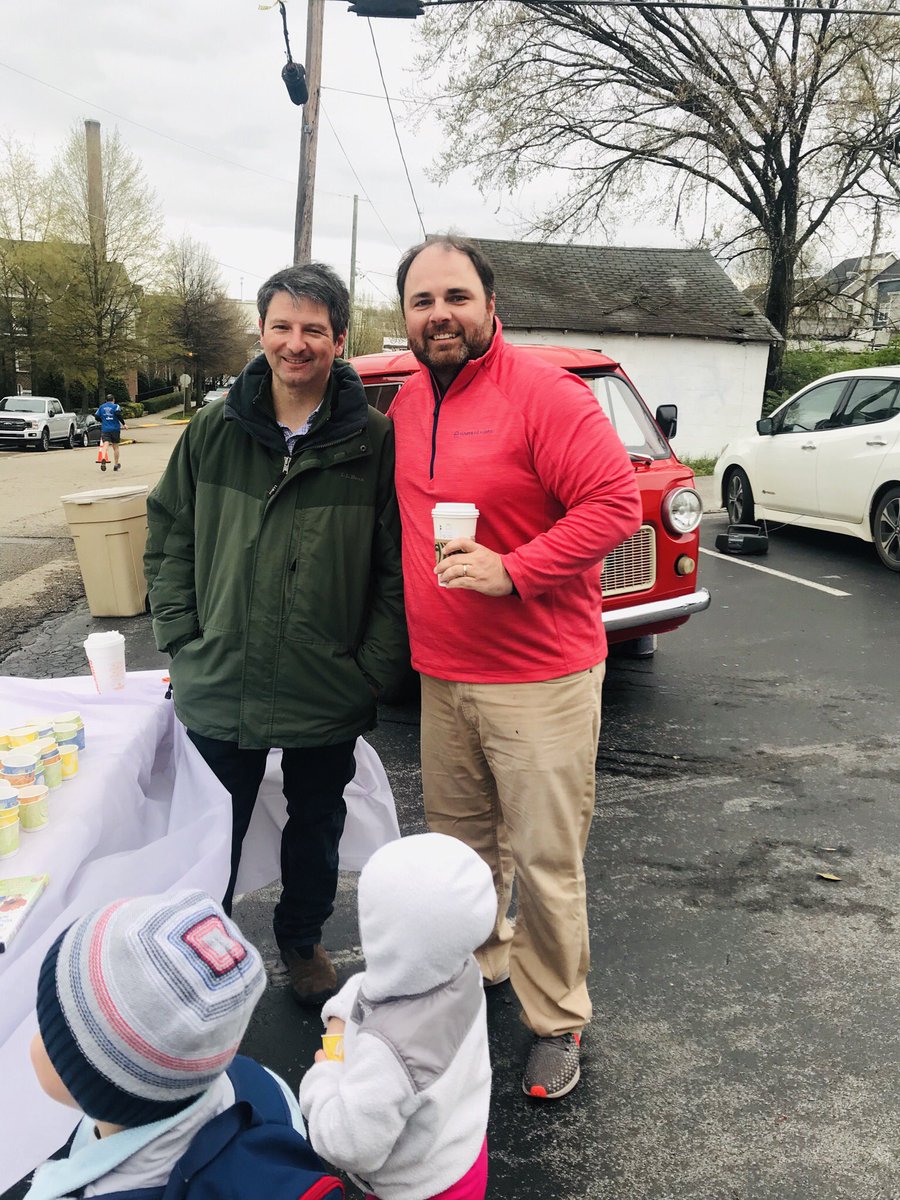 allergyaa's tweet photo. We are so lucky to have the Covenant Health Knoxville Marathon go by our main office location every year! Dr. Singer and Dr. Trent Ellenburg handed out jelly beans for the runners for a much needed “carb load”! #allergyaatn  #covenanthealthknoxvillemarathon #allergyaa https://t.co/jeGuL6kTvZ