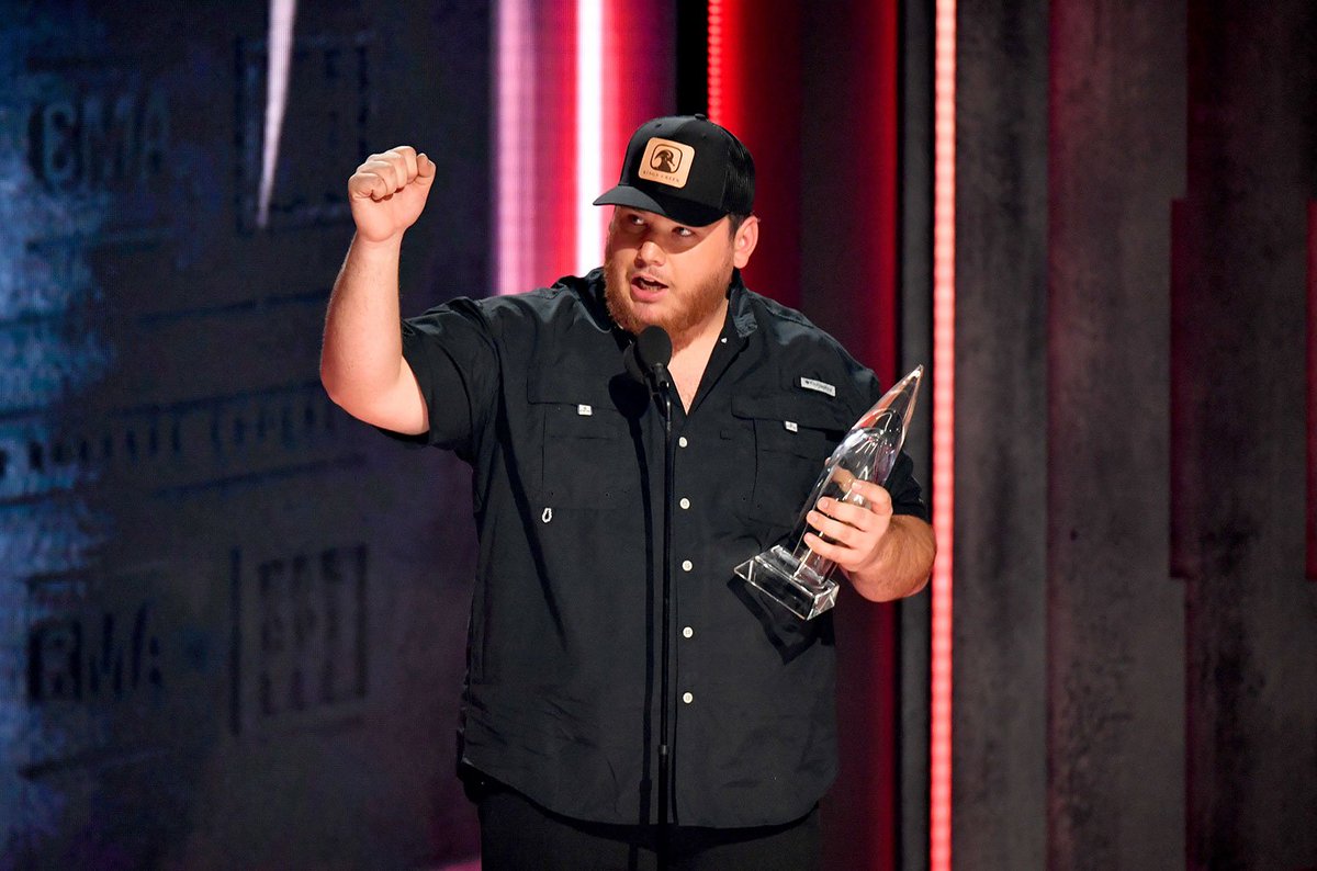 Moves on the <a href="/billboardcharts/">billboard charts</a>: <a href="/LukeCombs/">Luke Combs 🎤</a>' #ThisOnesForYou has the longest reign on #TopCountryAlbums for a solo male in over 25 years blbrd.cm/BYNKvj
