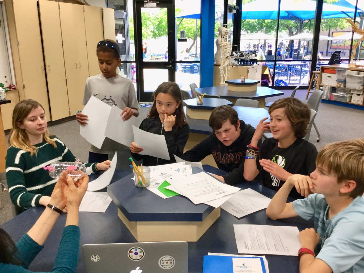 SNWANeedEdcorp's tweet photo. 🌊Revolutionizing recycling habits! Our Blue Team division @HillsSurfRiders analyzes feedback from #DeeperLearning19 #EdCorps Farmers Market, progress from Green Team division, &amp; makes plans to iterate on product prototypes &amp; "shore' up tokenized campus recycling system. #DMUSD https://t.co/Si7Vegi1TD
