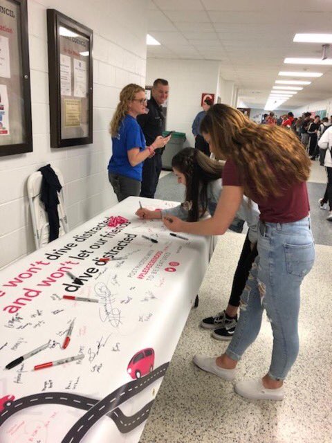 Safe_Roads's tweet photo. RT end_dd: Casey was killed in Ocean City, NJ so it’s always particularly meaningful to speak at OC HS. Great to see all the students signing the pledge! Thanks Bob’s Grill and the Police Benevolent Association for the banner! #EndDD #DistractedDrivi… https://t.co/MjaWTdSZv1