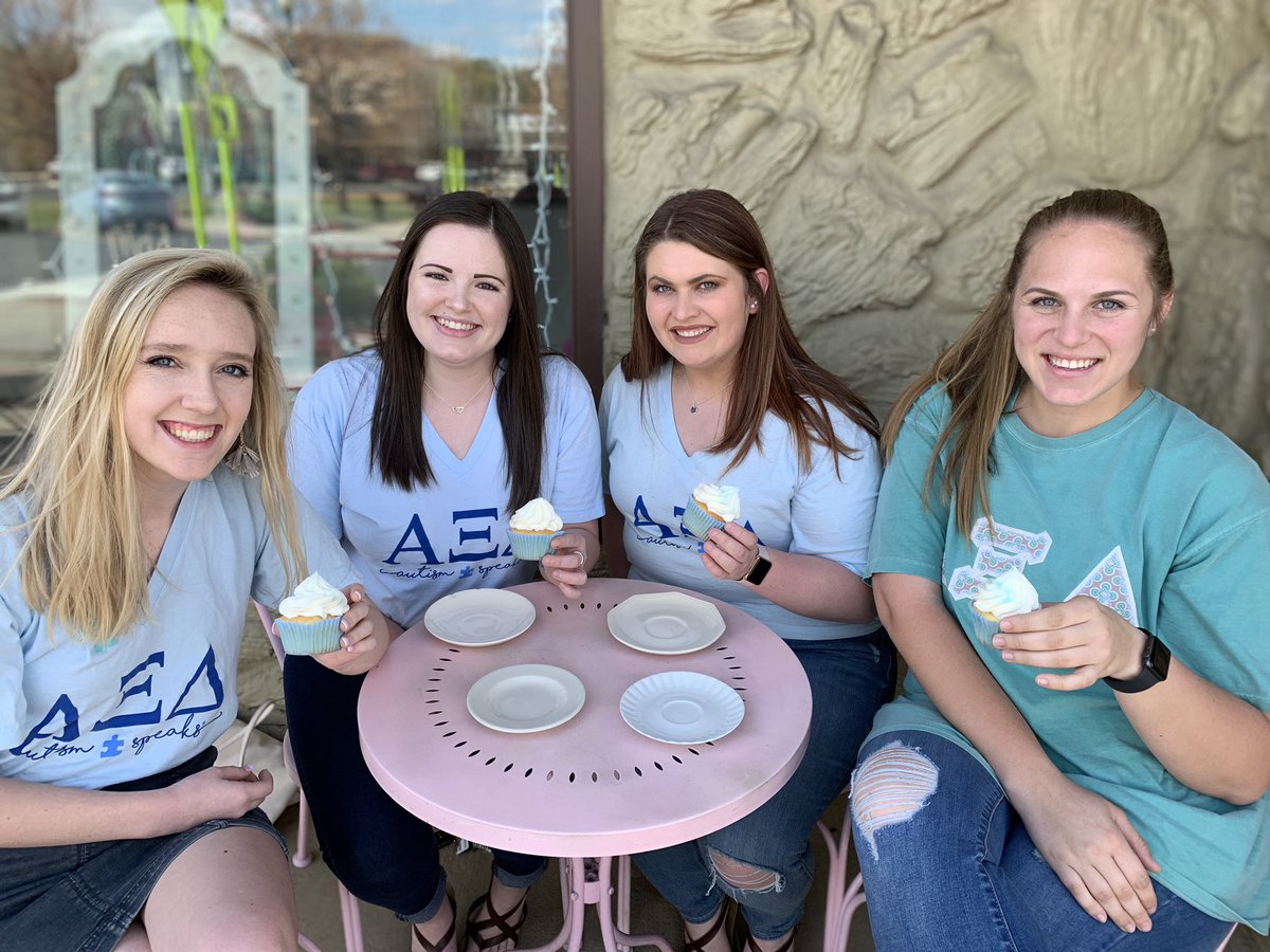 Enjoy a Mad Hatter cupcake 𝓈𝓅𝓇𝒾𝓃𝓀𝓁ℯ𝒹 with blue in support of Autism Awareness 🧩