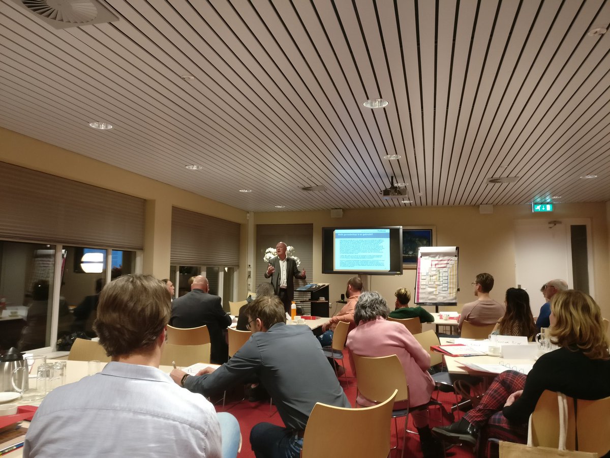 Uitleg over besluitvorming binnen de gemeente door griffier <a href="/rvdijkteylingen/">Robert van Dijk</a> #cursuspolitiekactief #Teylingen