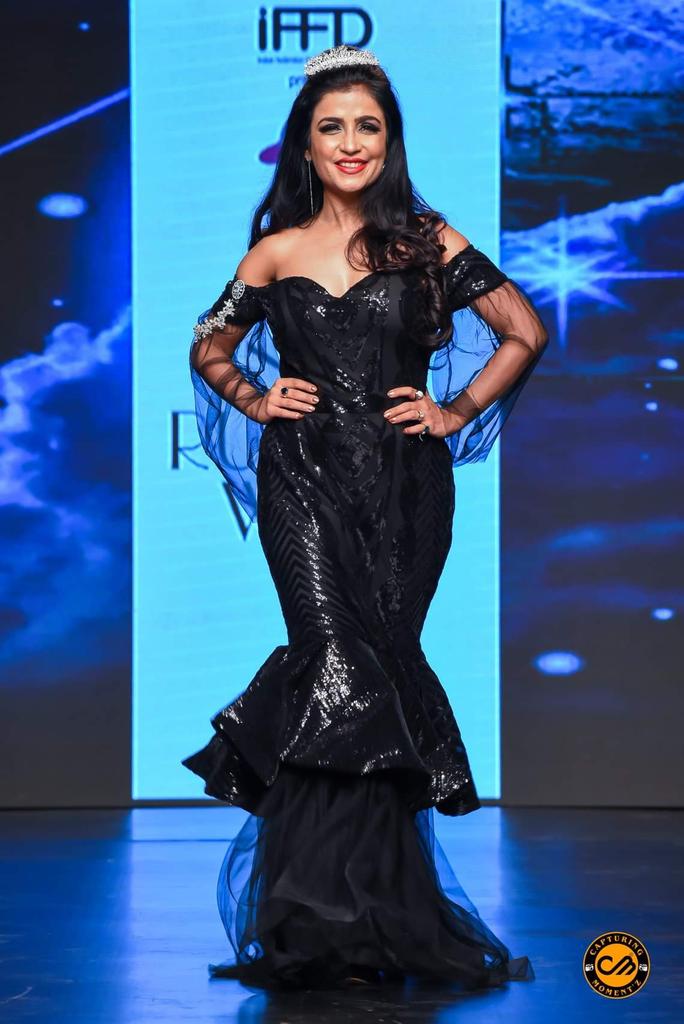 So i love #bling  this black beautiful creation by <a href="/purviroy/">purvi roy</a>  <a href="/lastyliste7/">lastyliste</a>  makes me feel #powerful  #shibanikashyap  #showstoppers  at #indiarunwayweek  @indiatrunwayweekw019 #iffd  <a href="/IFFD_org/">IFFD</a> 
@dlfplace_saket  #irw