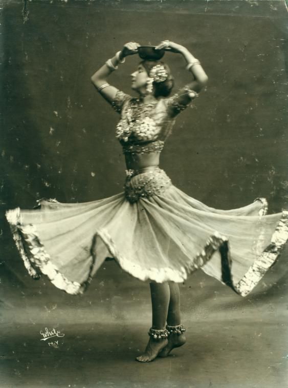 Ruth St. Denis was an American modern dancer, known for her mysticism, spiritualism and Orientalism-She enacted as Radha. remember  #AnnaPavalova also came to India & performed ballets based on Indian Themes collaborated with  #UdayShankar Indian dance called oriental dance