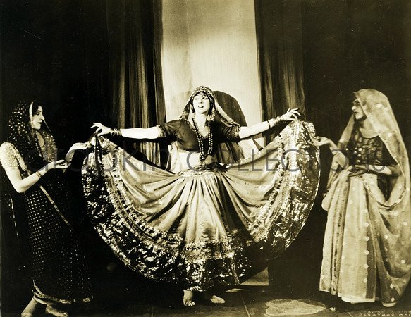 Ruth St. Denis was an American modern dancer, known for her mysticism, spiritualism and Orientalism-She enacted as Radha. remember  #AnnaPavalova also came to India & performed ballets based on Indian Themes collaborated with  #UdayShankar Indian dance called oriental dance