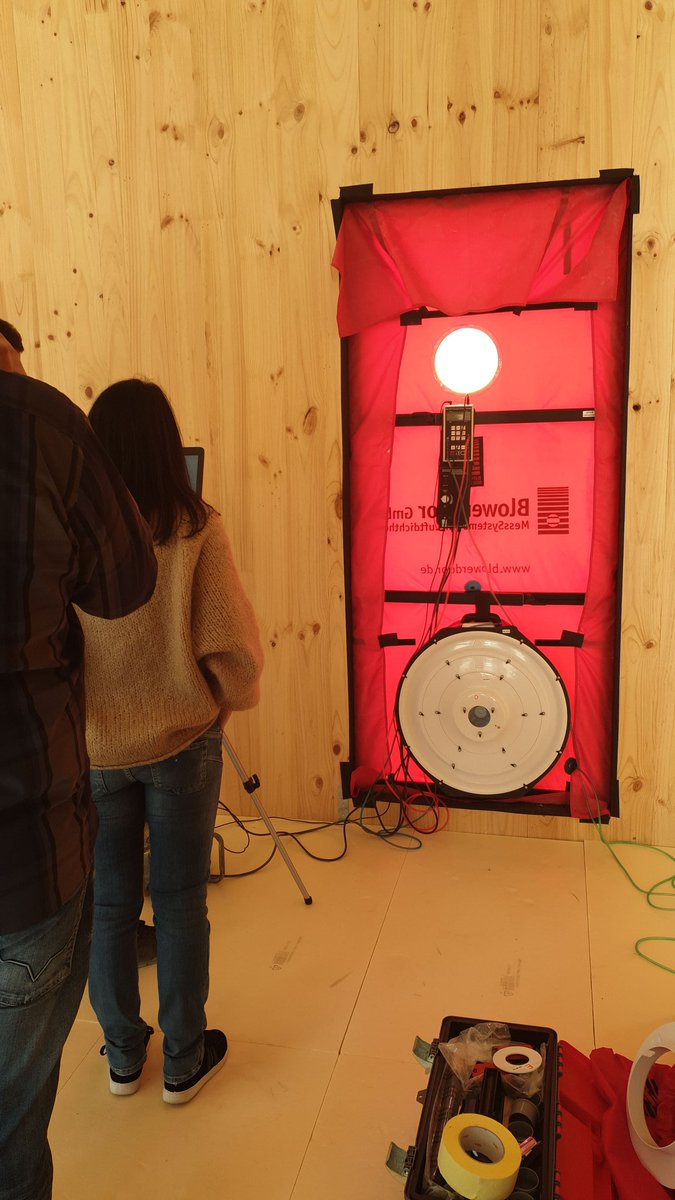sorribero's tweet photo. Resultado espectacular en el test #blowerdoor de nuestra #Passivhausplus de 0,14 renovaciones de aire cuando el estándar nos permite hasta 0,60. Fruto del trabajo en equipo @vibe_arquitectura @pero_ojo @ventaclimllodiana @egoin_sa @sto_iberica #passivhaus #passivhauscantabria https://t.co/FqVZLOxBUu