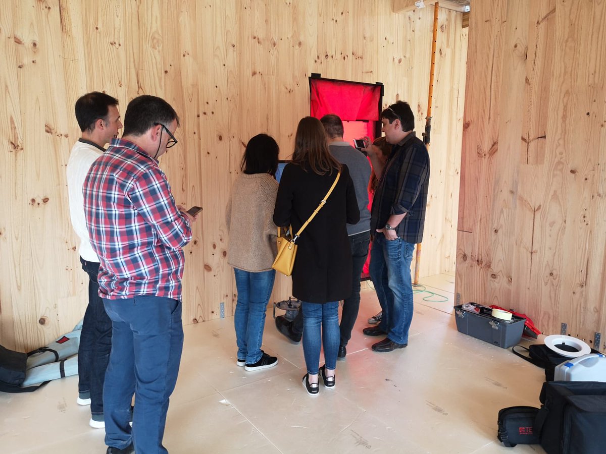 sorribero's tweet photo. Resultado espectacular en el test #blowerdoor de nuestra #Passivhausplus de 0,14 renovaciones de aire cuando el estándar nos permite hasta 0,60. Fruto del trabajo en equipo @vibe_arquitectura @pero_ojo @ventaclimllodiana @egoin_sa @sto_iberica #passivhaus #passivhauscantabria https://t.co/FqVZLOxBUu