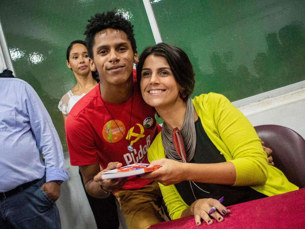 UJSBRASIL's tweet image. Ontem rolou o Lançamento do livro da @manueladavila em Recife(PE). Ficou lotado e estávamos lá para prestigiar! #LuteComoUmaGarota
.
.
Fotos @pedrocaldas / @ujspernambuco