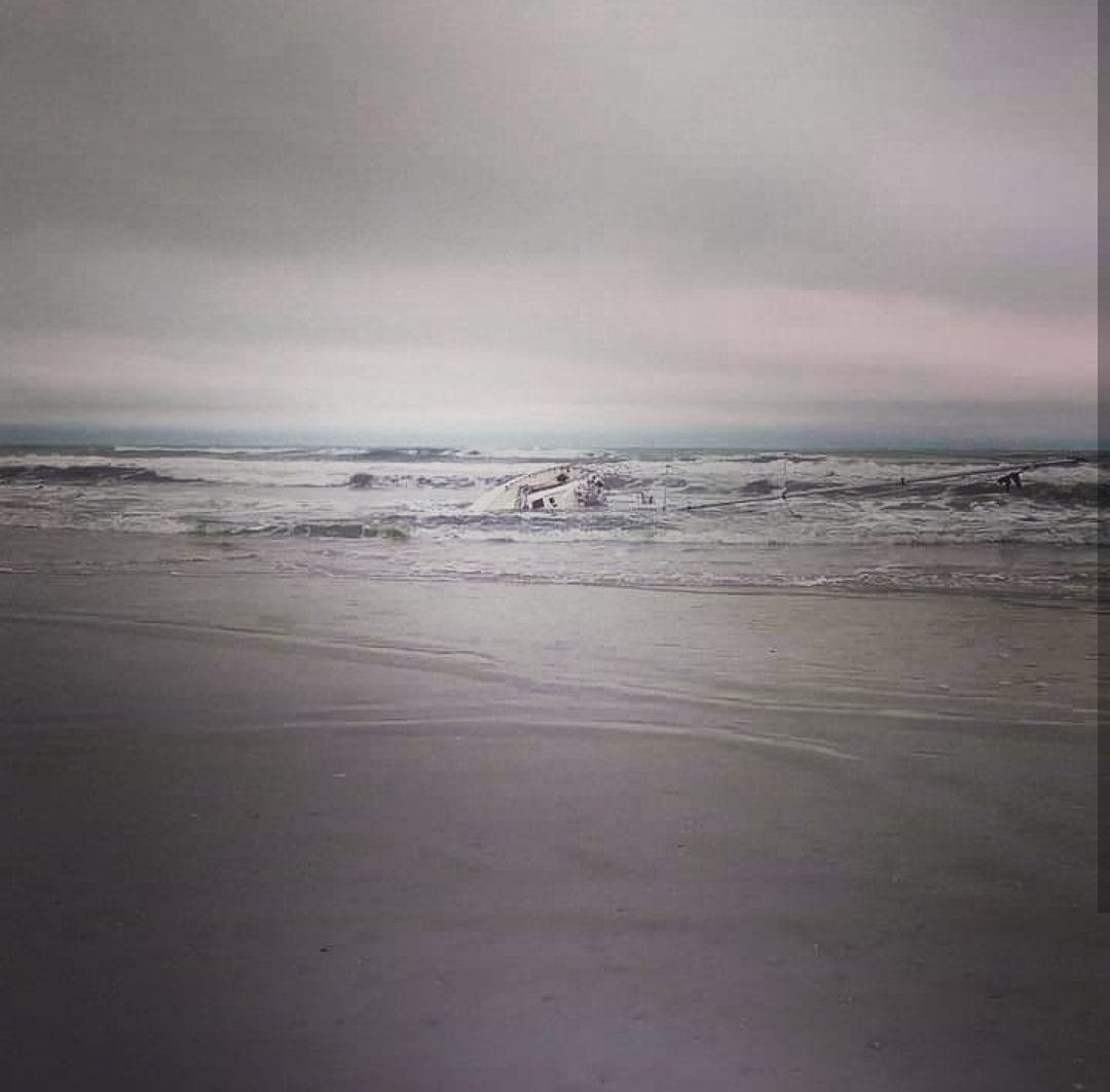 towboatusdb's tweet photo. The captains ⚓️ were out playing in the rain ☔️🌧 this morning trying to get this big girl ⛵️ off of the beach 🏝. #sinksanksunk #hownottosail #conchisland #staugustine #florida #towboatusstaugustine #towboatusneflorida https://t.co/8yrRny5BUy