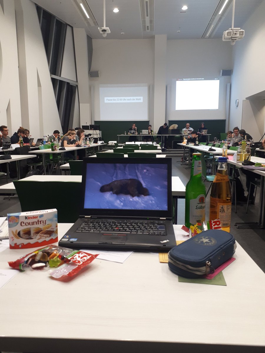 JHG_Lpzg's tweet photo. Der AK Tierdokus &amp; Snacks hat sich auch mittlerweile eingefunden und beobachtet gespannt das Geschehen im #PlenumUL. https://t.co/lSYuI1Jadh
