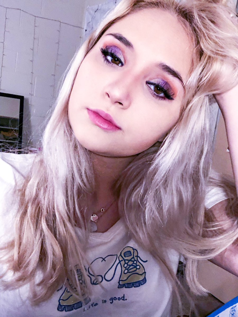 lauryn_gibas's tweet photo. That eye makeup doe #springspiration https://t.co/29fMOvs21V