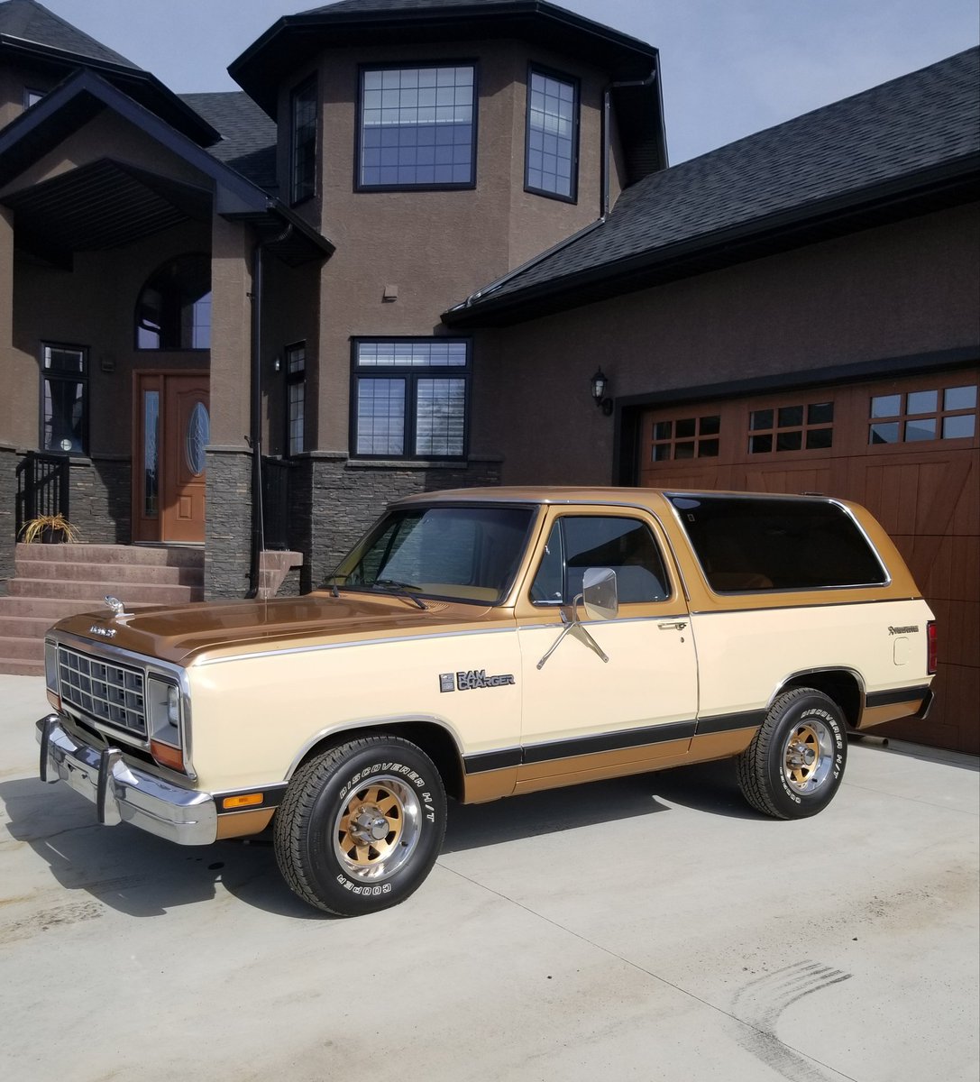 joe_macdougall's tweet image. A little off the Mopar path here.
85 Dodge Ram Charger, Prospector Edition. Only 7575 original miles.
#MOPAR 
#Outofstorage