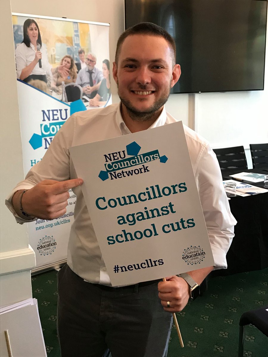 Great day with <a href="/neucllrs/">NEU Councillors Network</a> handing in a letter signed by 1,115 councillors to <a href="/DamianHinds/">Damian Hinds</a> urging for more money for our schools from the #spendingreview.

Councillors can join the network for free here: neu.org.uk/cllrs

Thanks to <a href="/Alex_Kenny_NEU/">Alex Kenny</a> for pics