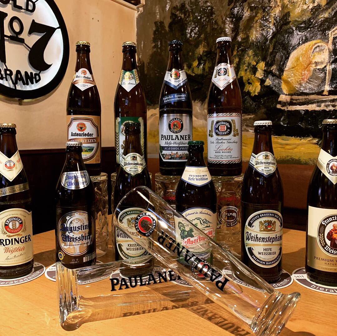 Weizenbier ist ein filtriertes Weißbier, bei dem vor der Abfüllung die Hefe durch Filtration entfernt wird. Das Weizenbier hat einen Stammwürzegehalt von 12 bis 14 Prozent. Es wird ohne Zitrone getrunken.
#hefeweizen #hefe #beer #hopfen #ozapftis #ulm #diploma #bierlexikon