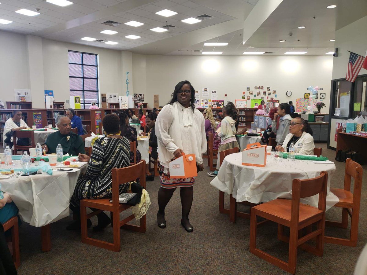 be10murray's tweet photo. Can’t go another week without acknowledging the inspiring, lovely, and empowered women who participated in our first annual women’s conference, Becoming! ❤️ @MadingES
#TeamMading #MadingWraparound @HISD_Wraparound @TeamHISD #theMadingWay https://t.co/eC4iMTieaK
