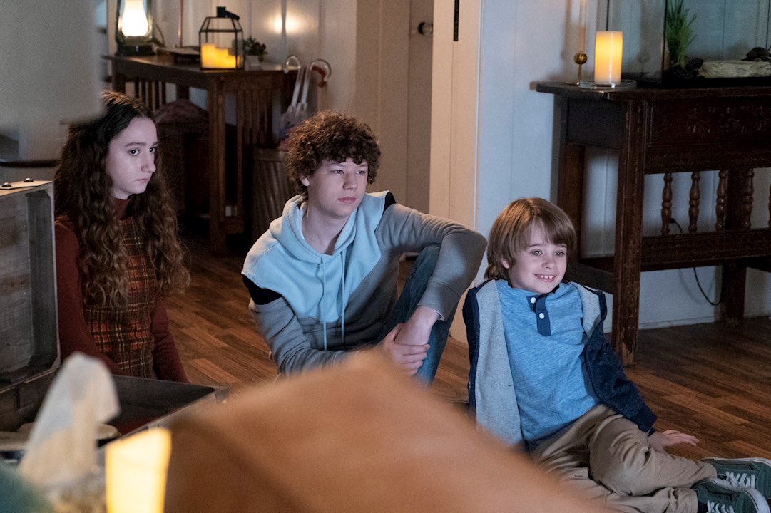 Why are we in the dark? Watch tonight’s #SplittingUpTogether on <a href="/ABCNetwork/">ABC</a> to find out! Last episode before next weeks awesome finale! 🎉🐢👶🌛