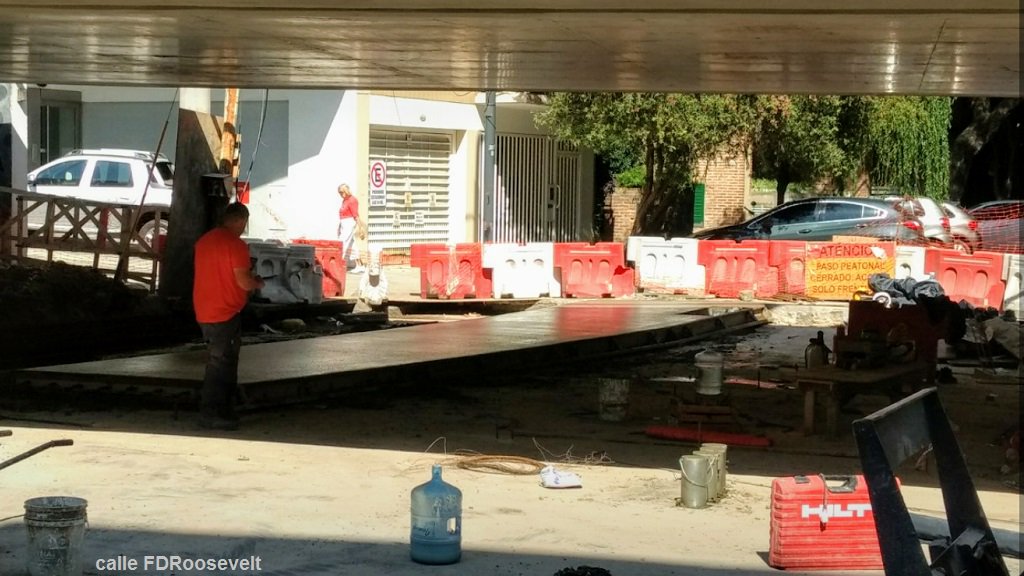 tortoncho's tweet photo. Feriado nacional y los muchachos laburan en el viuaducto Mitre. No los para nadie.. Fotos By Kokomo de SSCA. @Apuntes_ https://t.co/nrj1Fmy6Ja