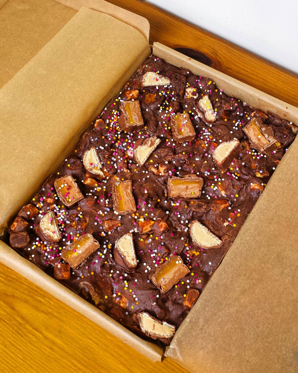 Is it wrong to have eaten at least a third of this gorgeously chocolatey rocky road - filled with HobNobs, marshmallows, Mars bars &amp; Bueno - from <a href="/sunflowerbake/">Sunflower Bakehouse</a> in the space of a day? Asking for a friend...
#ponyhour #horsechathour