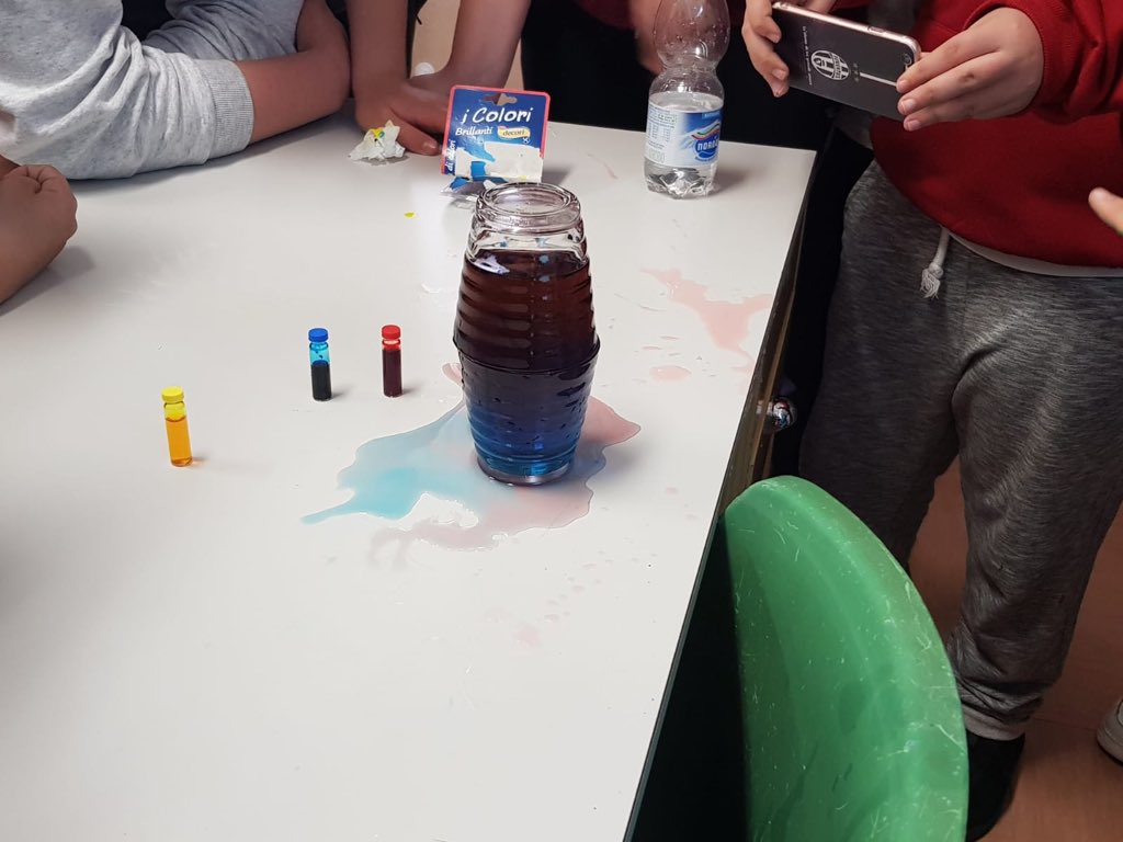 docendumsrl's tweet photo. Esperto e Tutor @Docendum spiegano agli alunni come gli atomi interagiscono e come le molecole si comportano in diverse situazioni. 
Con 100 formatori in tutta Italia, @Docendum è pronta a collaborare con la tua #scuola sui #PON di #coding e #competenzedibase... adesso! https://t.co/0RDOekla9i
