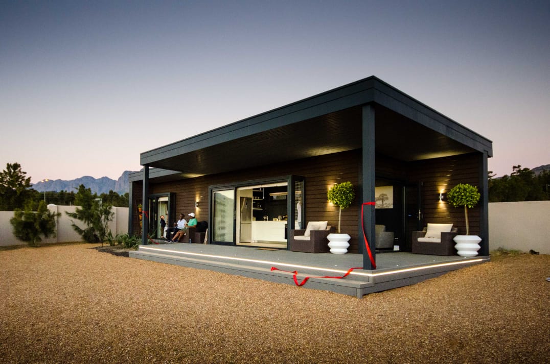 InnovativeModu1's tweet image. Our show house based in Gordon&apos;s Bay in the Western Cape, South Africa. This is built with 1 x 12m shipping container