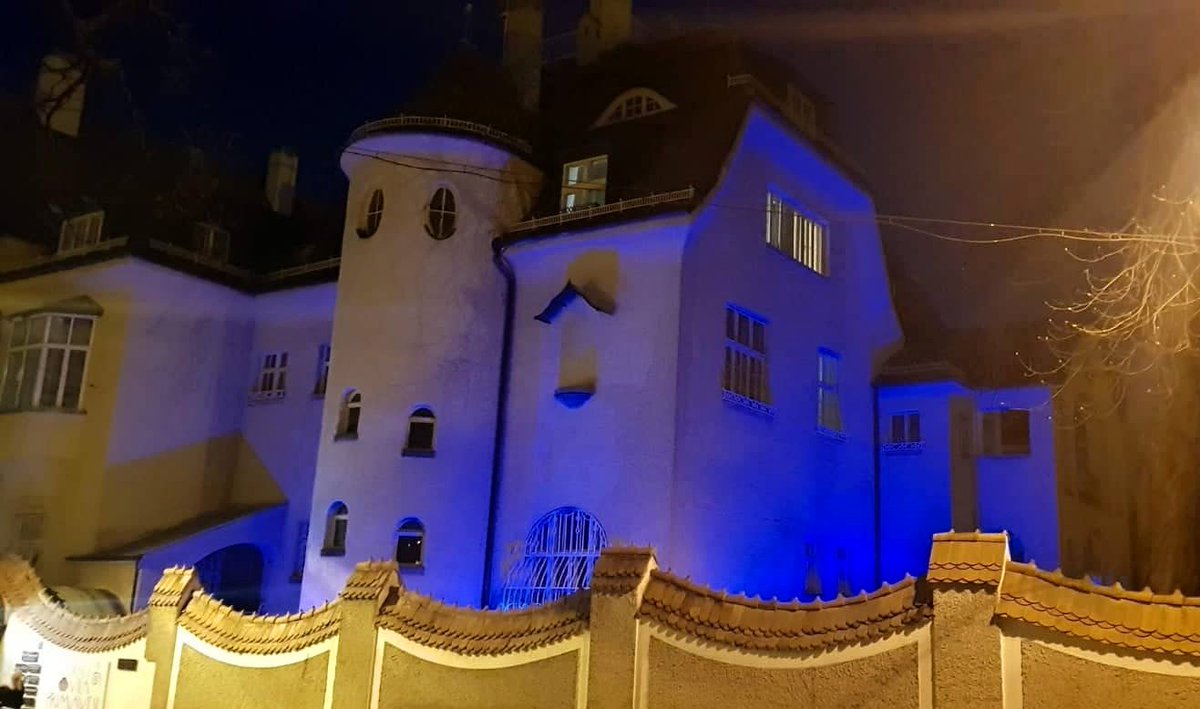 mesto_OLOMOUC's tweet photo. Modrá vila, modré stíny...
Primavesi dnešní noci svítí pro připomínku autismu.
💙
https://t.co/bNQ84pEfJh
#olomouc #primavesi #blue #bluelight #autismus https://t.co/TOUqUTrAT9