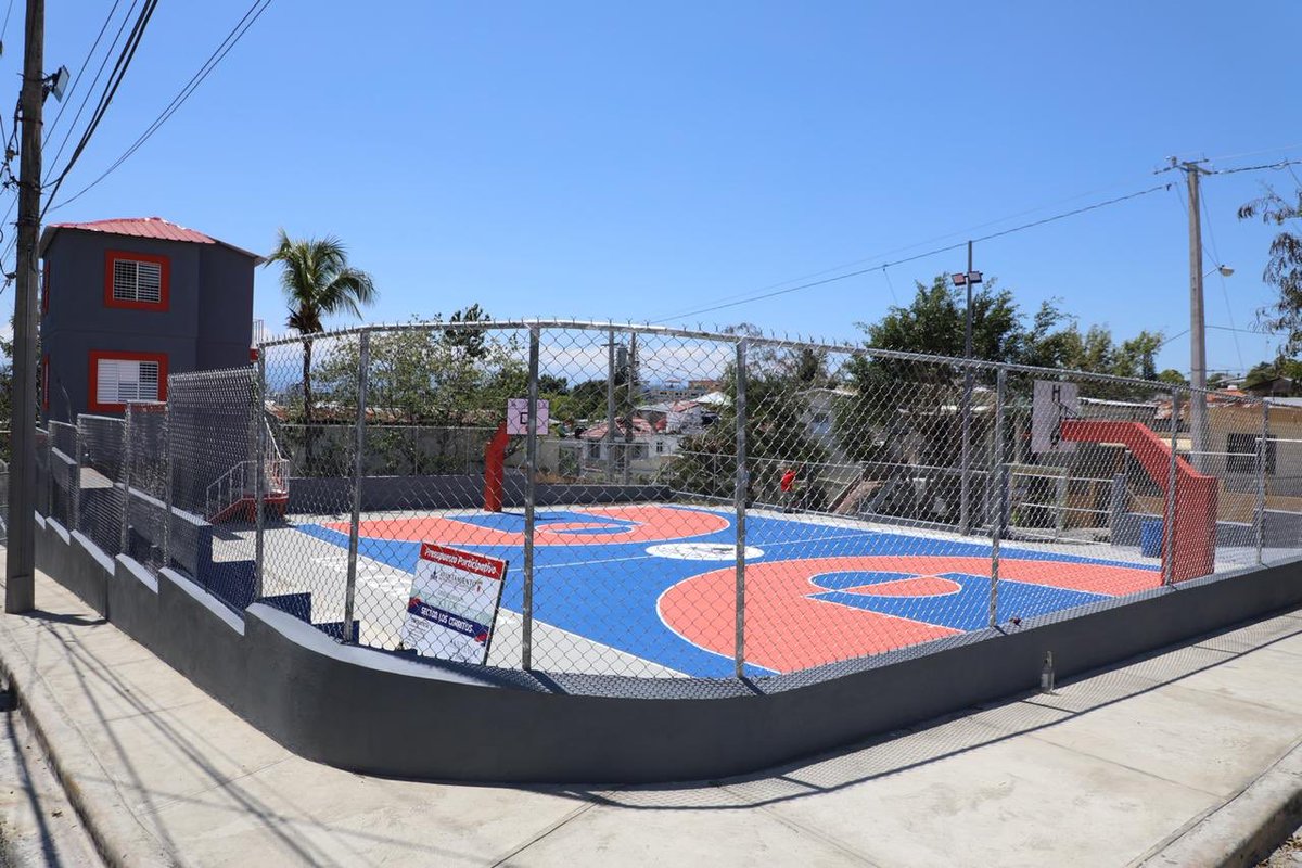 AbelMartinezD's tweet photo. “Las cosas no se dicen, se hacen, porque al hacerlo se dicen solas”. W.A.
Otra cancha más que se suma a las decenas de obras deportivas, inauguradas en Santiago. Cancha de Los Cerritos. https://t.co/eqTUSmXILH