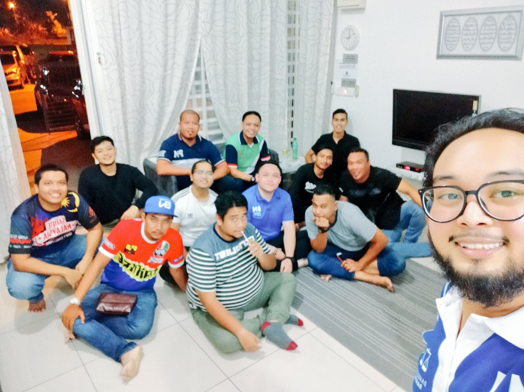 aliamirrazali's tweet photo. Dengan geng #pemudadamansara and our KP @AminShukor di rumah Pemuda Selangor ๐ช๐ผ
Lama pulak sembang, now on the way balik Shah Alam ๐ฉ
#PemudaBangkit
#KenaliKami
#LifeAsAPemuda https://t.co/gM8MYc24op