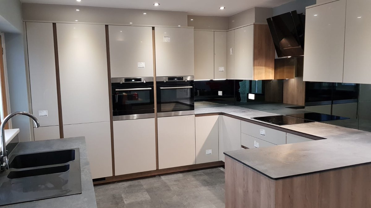 We just love the use of the combination of solid and woodgrain finishes in this #kitchen. The #AEG ovens are framed perfectly at eye level.

homeimprovementstudio.co.uk