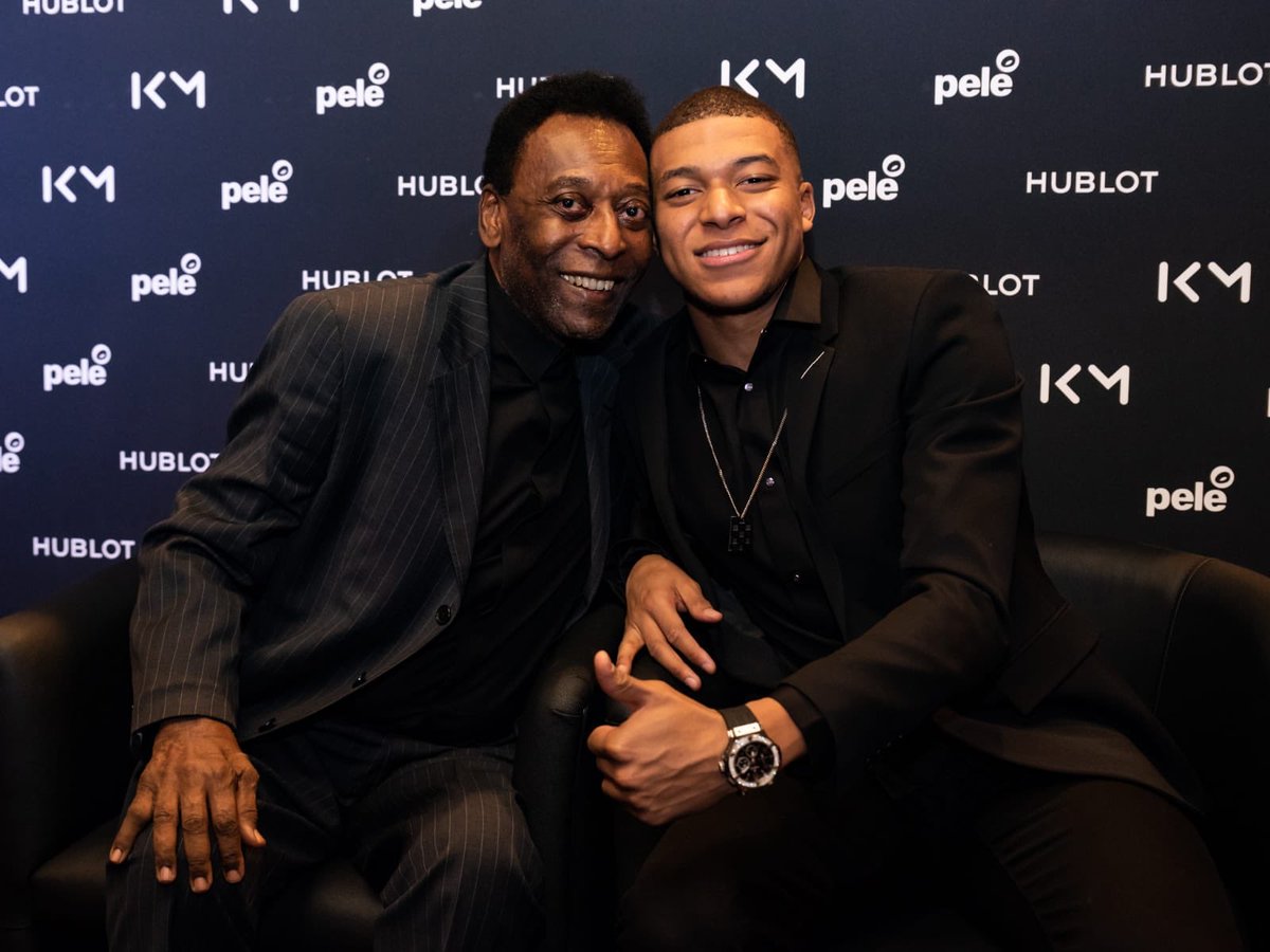 KMbappe's tweet image. Ce soir j’ai eu la chance de passer un moment unique avec la légende vivante @Pele 🇧🇷👑.
Merci à @Hublot pour cette merveilleuse soirée 👊🏽😄. 
#MbappéxPelé