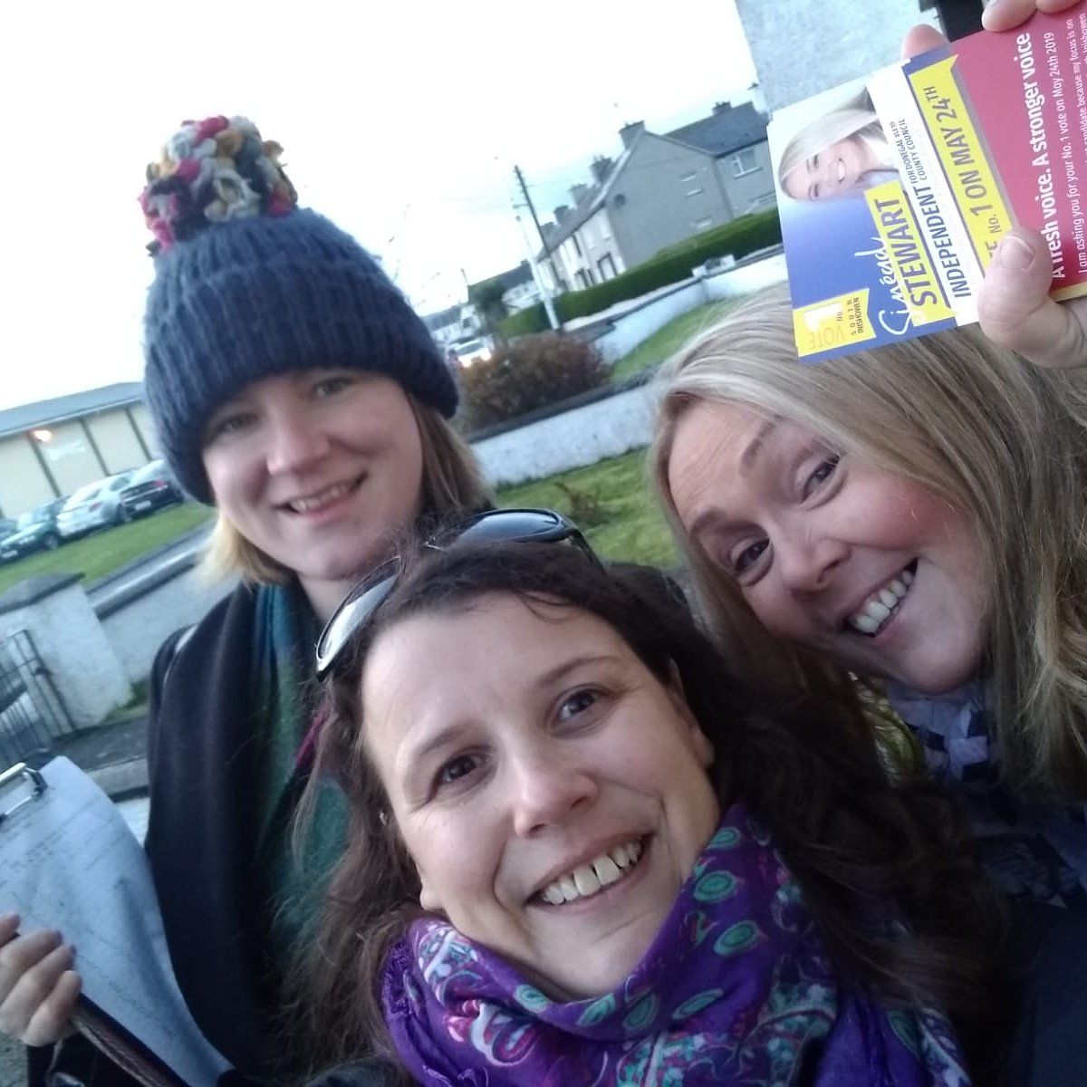 sineadnics's tweet photo. 1st canvass for this 1st time #Donegal candidate tonight. #LE19
Freezing night but the reception couldn't have bn warmer.
Really makes a difference when people hear your priorities are in fact their priorities & that you're an #Independent & a woman.
#ADifferentDonegal is here! https://t.co/iWuLCUZTeP