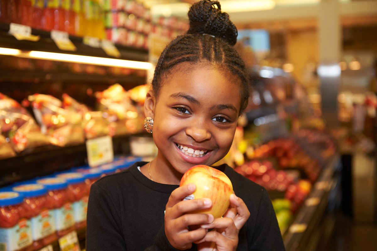 thefoodtrust's tweet photo. New finding from @Aetna &amp; @usnews' 2019 Healthiest Communities Rankings Report: "Access to a large grocery store was as important to health outcomes as an annual doctor visit." Visit https://t.co/T62043MNDx to learn about why #healthyfoodaccess matters for all Americans. https://t.co/VhM5H30qCP