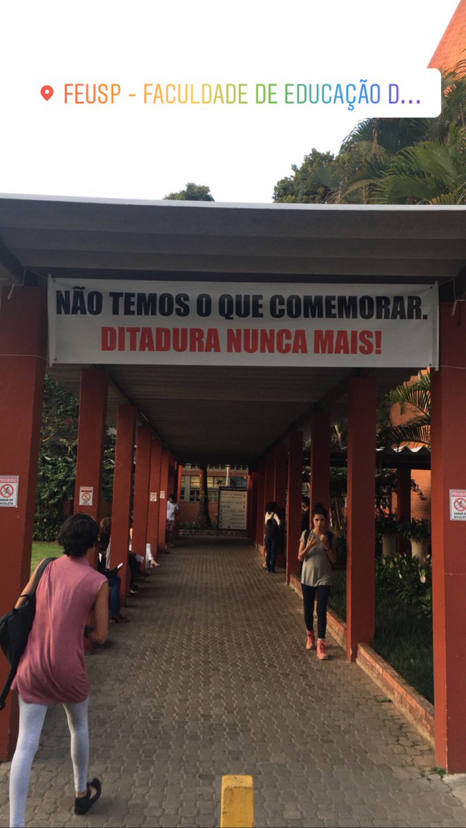 clarissaprgn's tweet photo. ✊👊💪 #usp #faculdadedeeducacao #feusp https://t.co/baDcpymyXx