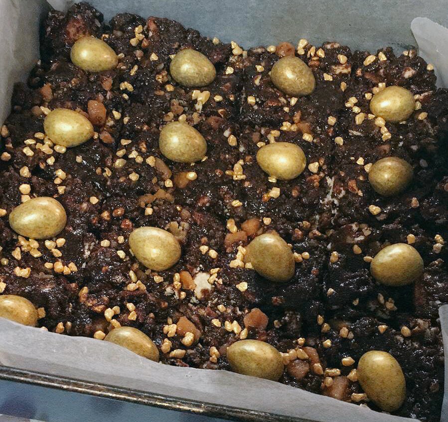 alison_berry15's tweet photo. Oh the things I have to do for work...Easter #SpringBake competition tomorrow...Salted Caramel & Galaxy Golden Eggs Fridge Cake... 😋 https://t.co/ciBG5Oq1wi