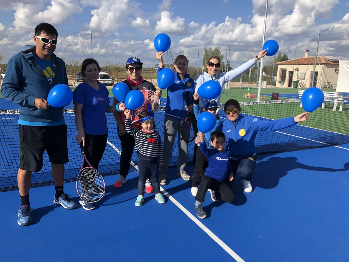 Pausustenis's tweet photo. Tarde de entrenos y solidaridad con el autismo. Gracias a todos por venir con algo azul y colaborar en todo. https://t.co/PPpCWLxt8i