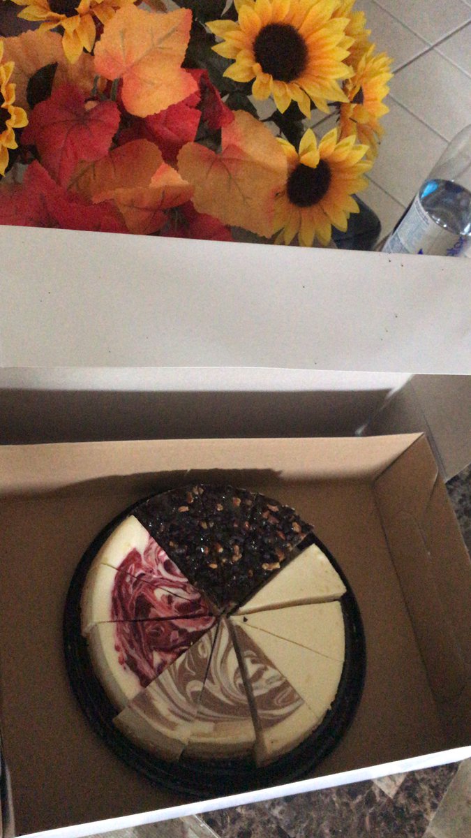 OMGCheesecakeTA's tweet photo. Who else thinks this looks delicious? 💁🏻‍♀️💁🏻‍♀️😋 #behindthescenes #cheesecake #foodlover https://t.co/dRvCdzZ3e0