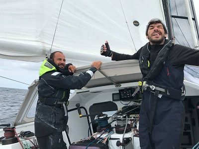 EspritScout's tweet photo. J+10 sur @GPOnauticevents #defiatlantique Route du Nord pour #espritscout tour de l'anticyclone. Pas de près, la glisse!  Antoine se découvre des talents de barreur . Mathieu tape les 19 noeuds sous GV et solent. @AssoClass40 @EEUdF  @ScoutismeFR https://t.co/N9bQM9F6B5