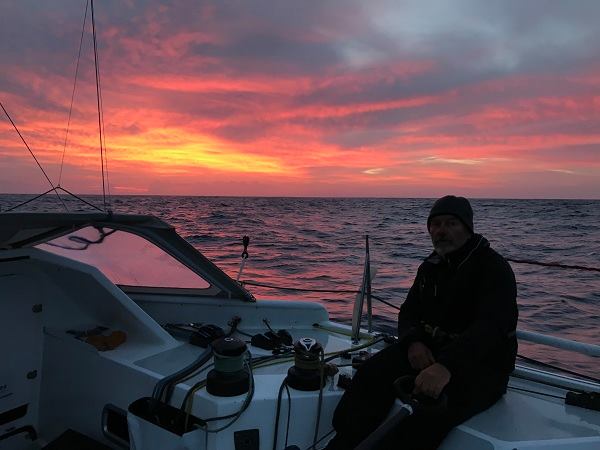 EspritScout's tweet photo. J+10 sur @GPOnauticevents #defiatlantique Route du Nord pour #espritscout tour de l'anticyclone. Pas de près, la glisse!  Antoine se découvre des talents de barreur . Mathieu tape les 19 noeuds sous GV et solent. @AssoClass40 @EEUdF  @ScoutismeFR https://t.co/N9bQM9F6B5
