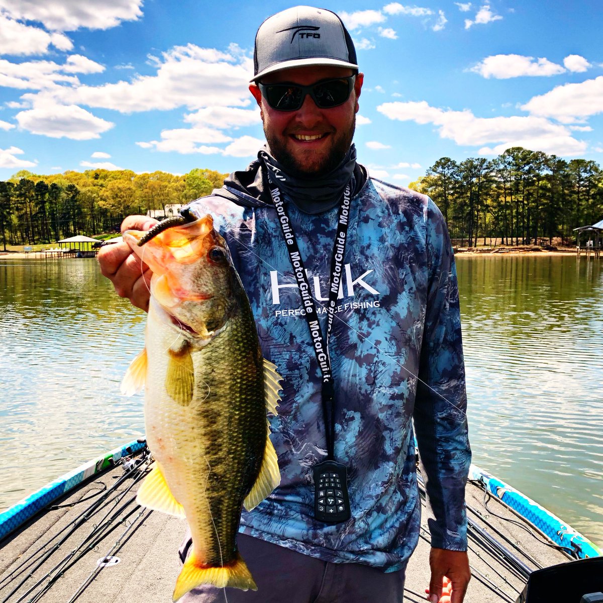 joeyfishing's tweet photo. I caught this one with about 3 feet of line hanging out of her throat! We’ve all broken one off and it’s never fun! I cut it tight and let her go! #fishing #largemouthbass #bigbass #springfishing #hukclothing #tfopacemaker #bigtrd #elaztech
@TFORods
@HukGear
@Zmanfishing https://t.co/iIm9ZL3jIO